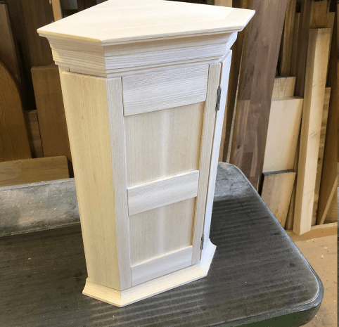 Detaljerat hantverk i hisskorgsrenovering